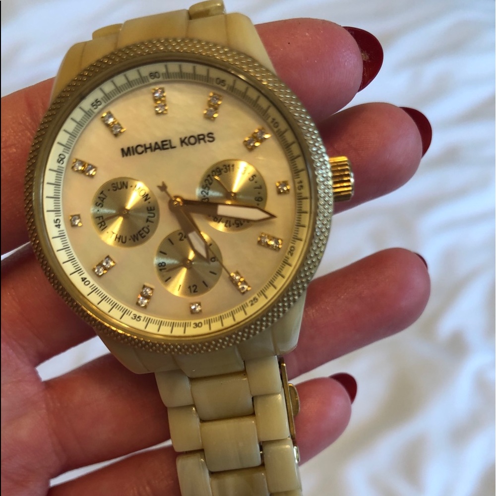 Michael Kohrs beige women’s watch